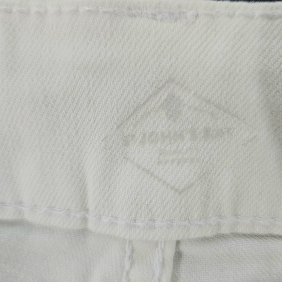 St. John's Bay Women's Sz 4 Frayed White Jean Shorts 7" Inseam Great Condition - Picture 3 of 5